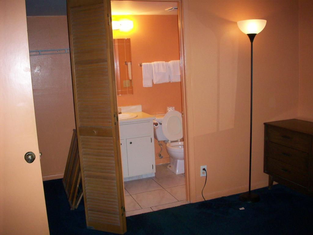 All-Suite Motel Edgewater  Room photo